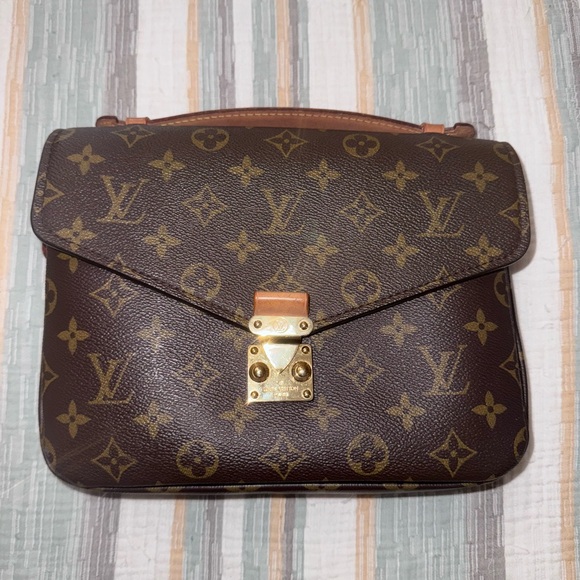 Authentic LV Pochette Métis Monogram - Picture 2 of 14